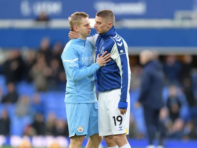 Vitalii Mykolenko (derecha) de Everton y Oleksandr Zinchenko de Manchester City / Tony McArdle/Everton FC / Getty Images