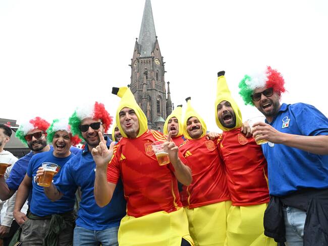 Hinchas de España e Italia. EFE/EPA/DANIEL DAL ZENNARO