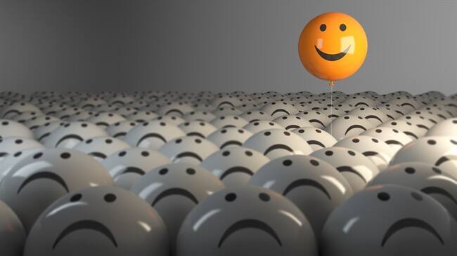 Un nuevo estudio confirmó una disminución a largo plazo en el porcentaje de adultos que se consideran felices.. Foto: Getty Images