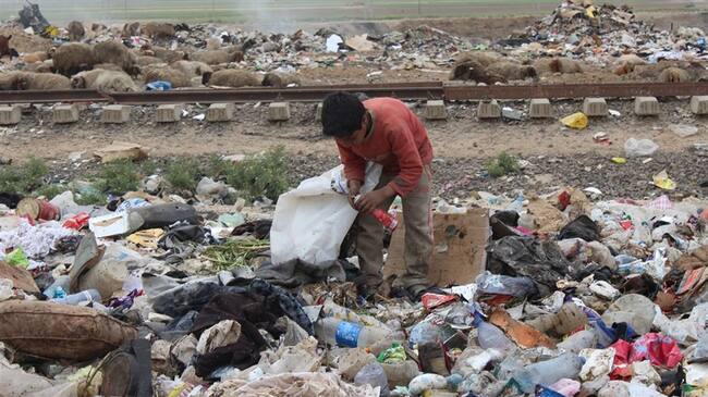 Los niños de al-Raqa pasan su tiempo entre la basura. Foto: Agencia Anadolu