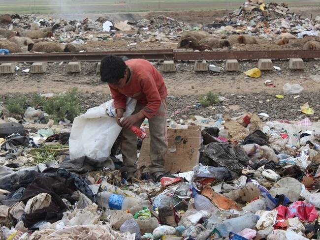 Los niños de al-Raqa pasan su tiempo entre la basura. Foto: Agencia Anadolu