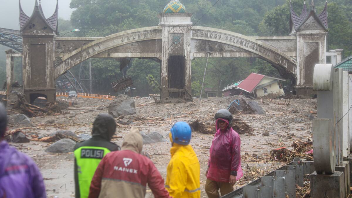 Devastadoras inundaciones dejan más de 300 muertos en Indonesia y Tailandia