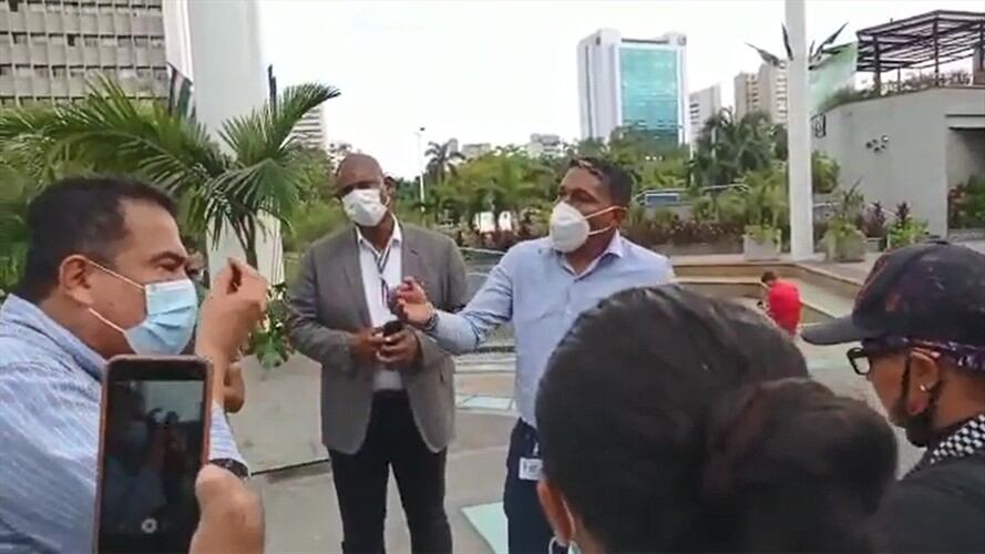 Una acalorada discusión que terminó a los gritos fue protagonizada por el abogado Elmer Montaña y dos funcionarios de la Alcaldía de Cali. Foto: Proporcionada por Erika Rebolledo