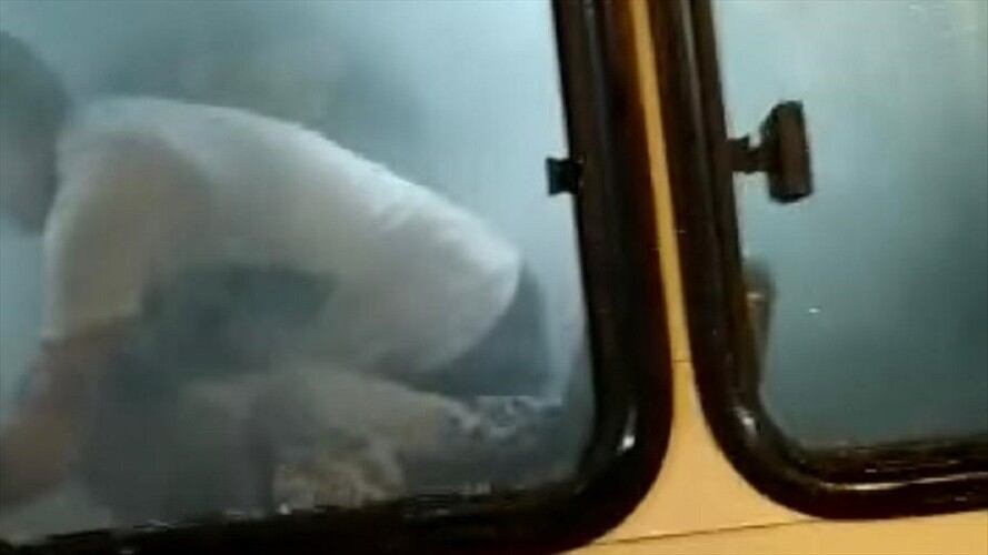 Personas afectadas por un gas lacrimógeno en un automotor de servicio público en Manizales. Foto: Tomada de redes sociales.