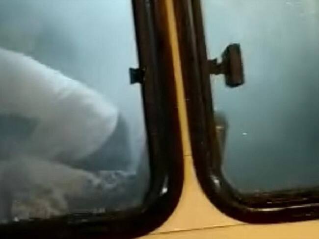 Personas afectadas por un gas lacrimógeno en un automotor de servicio público en Manizales. Foto: Tomada de redes sociales.