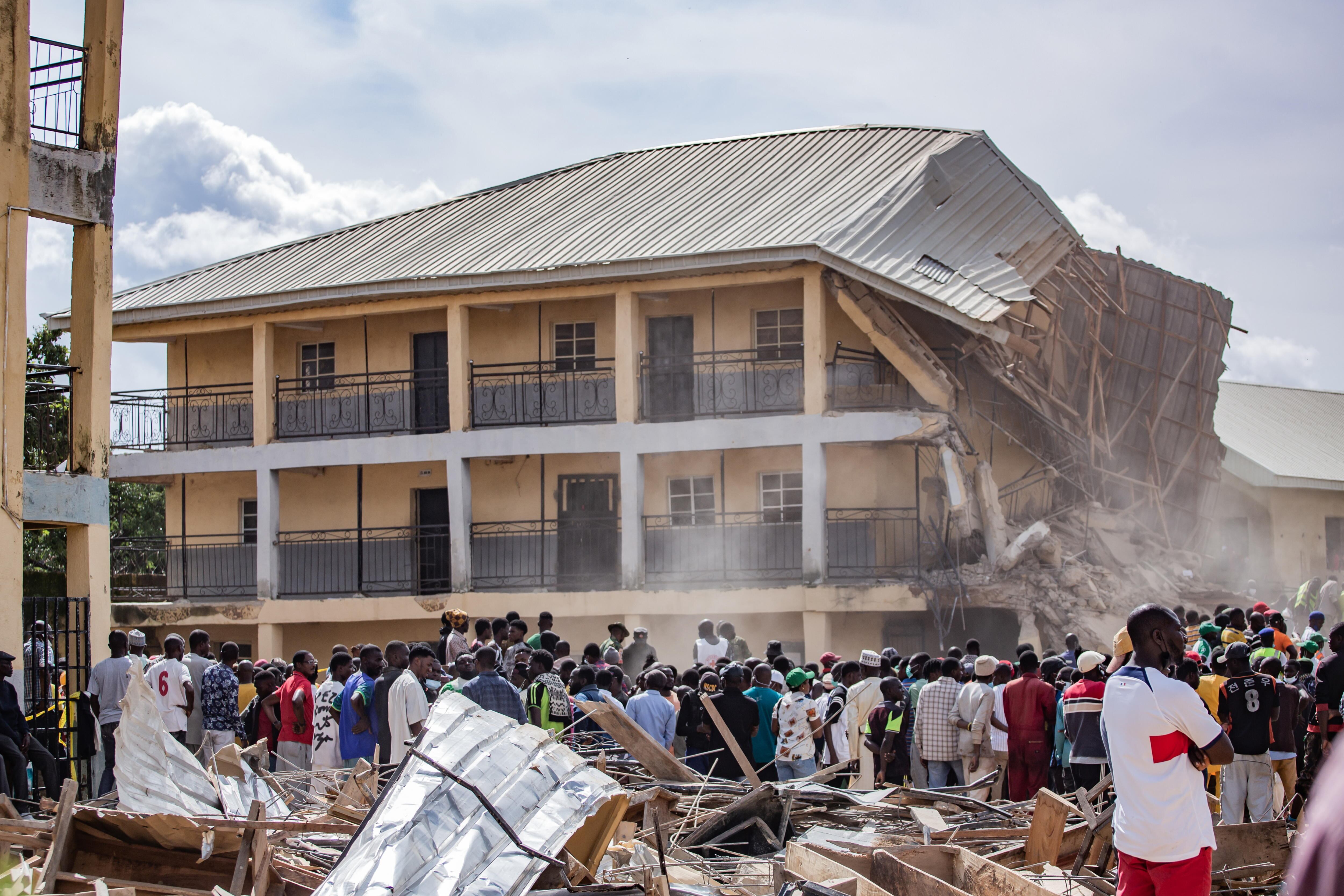Derrumbe de un colegio de dos pisos en el centro de Nigeria. Foto: . EFE/EPA/BECKY RENNISTORIES