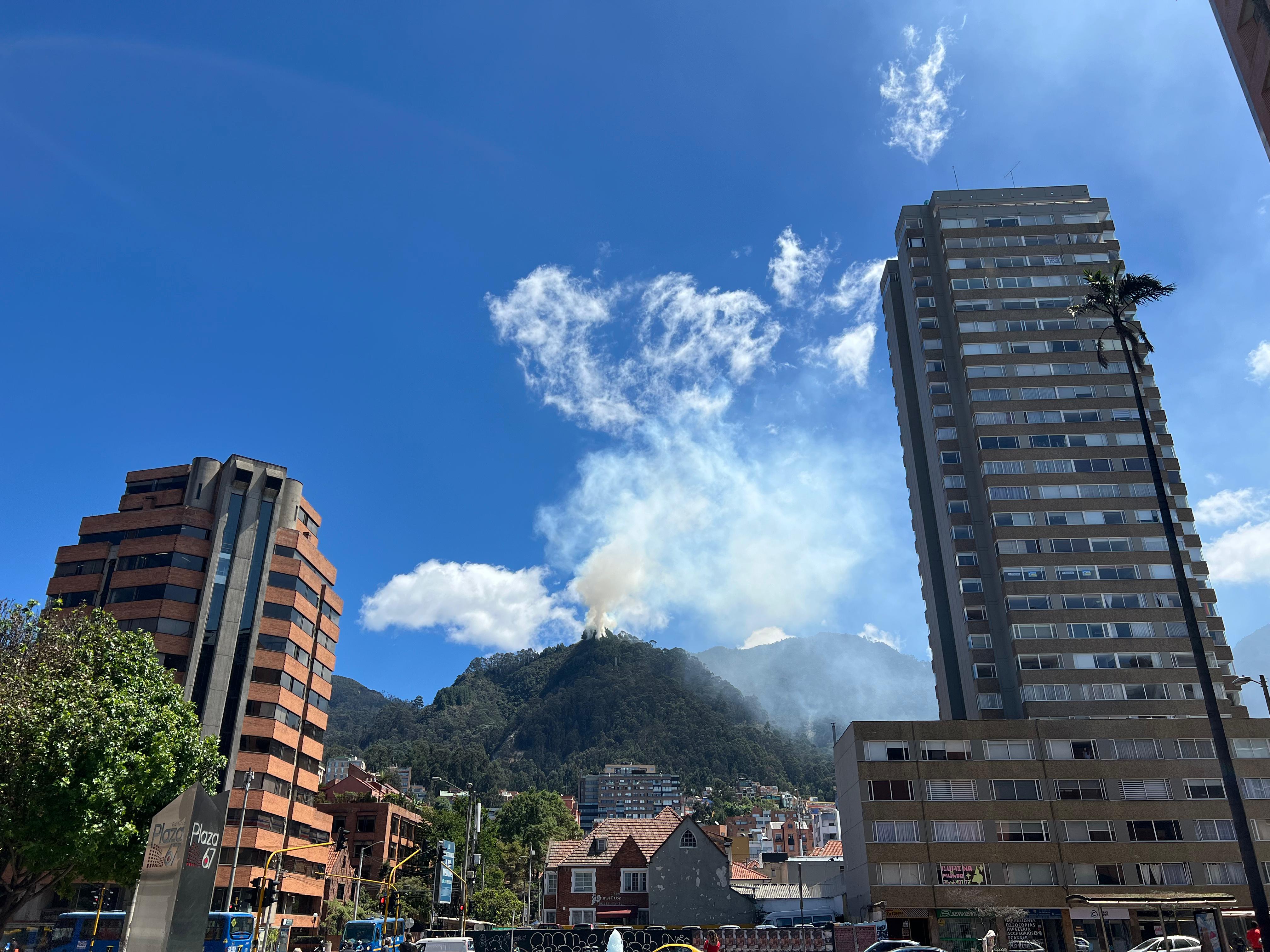 Incendio en los cerros orientales de Bogotá. Foto: W Radio