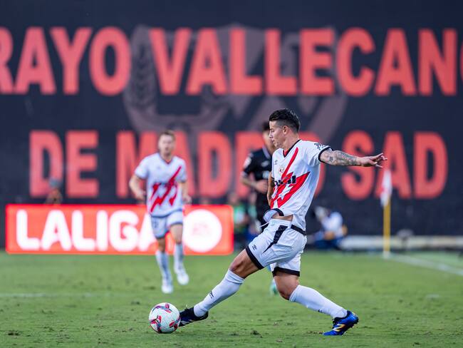 James Rodríguez con el Rayo Vallecano. Foto: (by Alberto Gardin/NurPhoto via Getty Images)