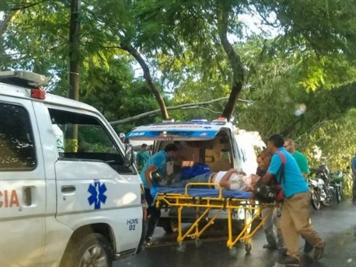 Una persona muerta y otra herida deja caída de un árbol en la vía Montería-Cereté