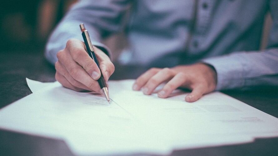 Habrían falsificado firma de funcionaria para realizar contratos educativos en Cali. Foto: Pixabay