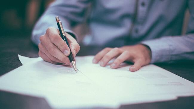 Habrían falsificado firma de funcionaria para realizar contratos educativos en Cali. Foto: Pixabay