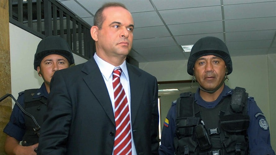 Se libró orden de captura con fines de extradición en contra del ex jefe paramilitar Salvatore Mancuso. Foto: Getty Images / LUIS BENAVIDES
