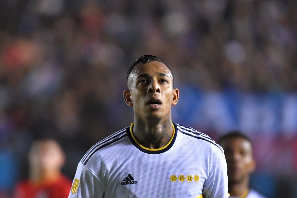 Sebastián Villa durante un partido con Boca Juniors frente a Arsenal. Foto: Amilcar Orfali/Getty Images.