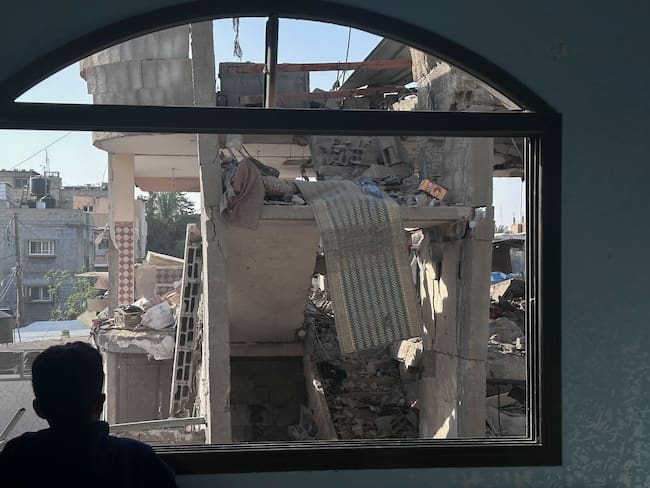 RAFAH, 03/05/2024.- Vista del bombardeo de la casa de la familia Shain, de la que murieron al menos siete personas, seis de ellos menores de edad, en un edificio residencial cerca de la mezquita Yafar al Tayar. El número de muertos en la Franja de Gaza por la ofensiva israelí ha aumentado a 34.622, después de que en las últimas horas los hospitales de la zona informaran del fallecimiento de 26 personas, entre ellos varios niños, informó este viernes el Ministerio de Sanidad, controlado por el Gobierno de Hamás.