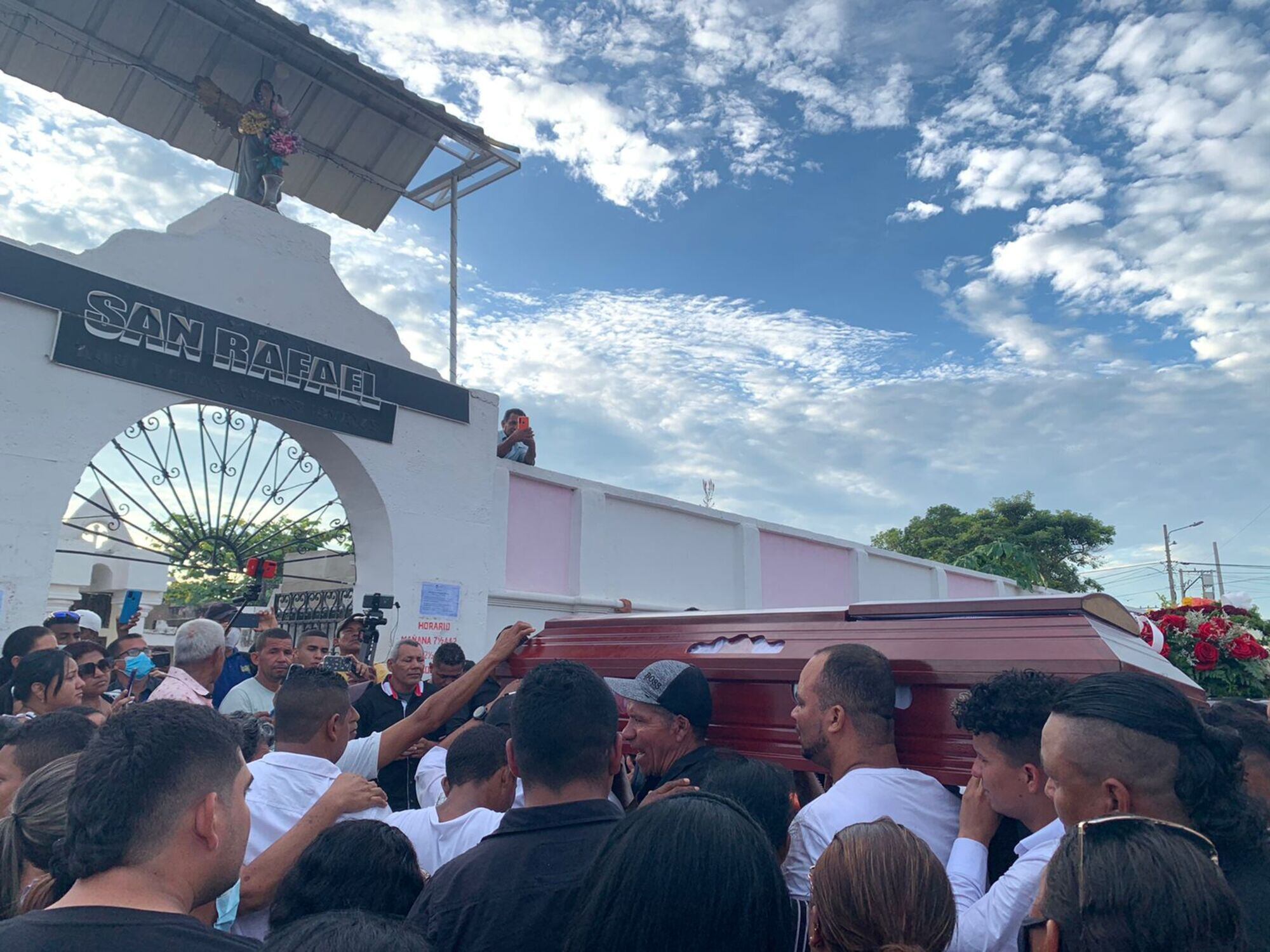 Llegada del féretro al cementerio/ Heiner Escobar 