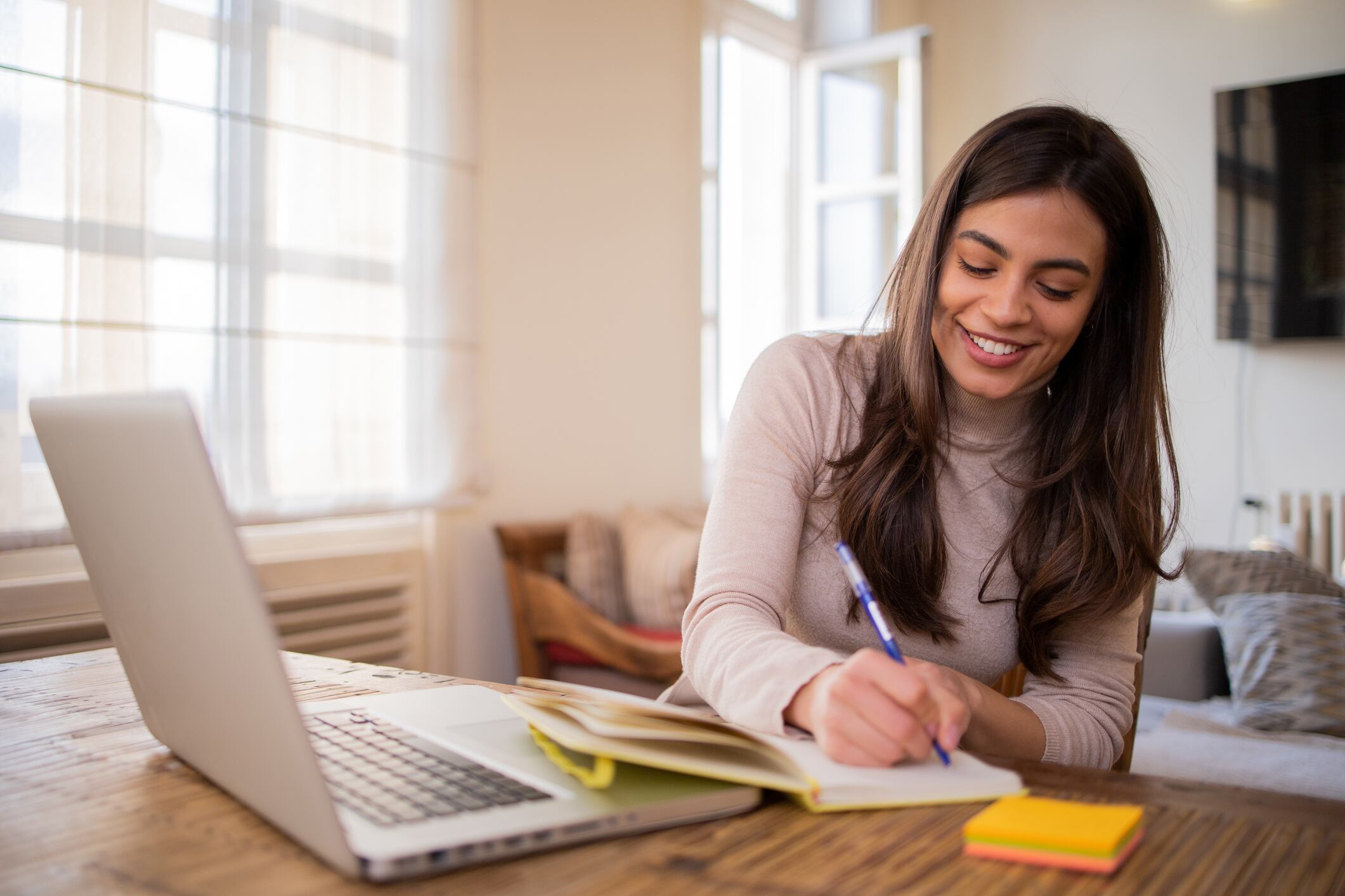 Imagen de referencia de mujer estudiando. Foto: Getty Images.
