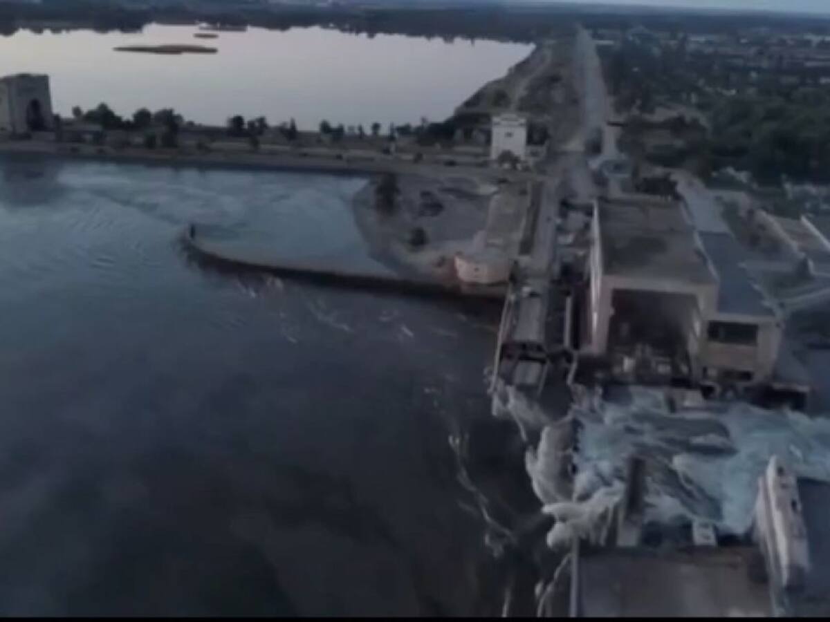 Evacúan pueblos cercanos tras destrucción parcial de gran represa en Ucrania