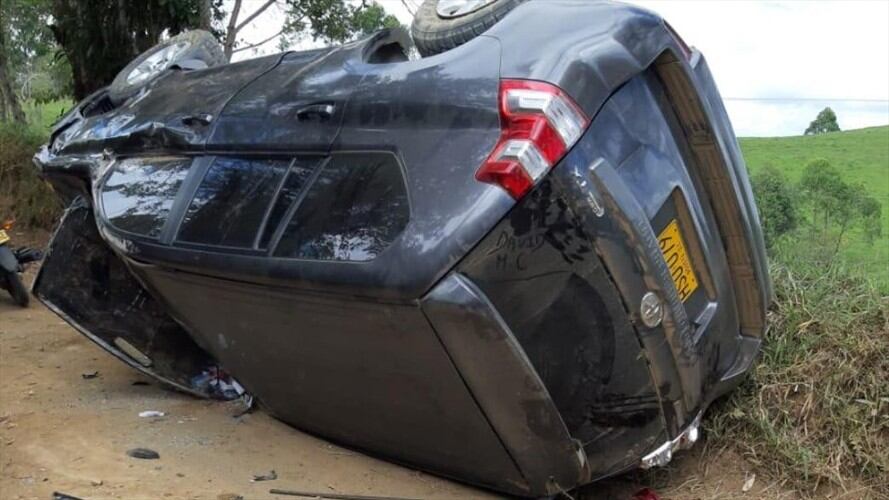 La camioneta Toyota Prado TX blindada de placas HSU 079 de Bogotá se volcó por causas que son materia de investigación. . Foto: Cortesía Unicauca Estéreo 104.1