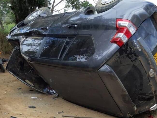 La camioneta Toyota Prado TX blindada de placas HSU 079 de Bogotá se volcó por causas que son materia de investigación. . Foto: Cortesía Unicauca Estéreo 104.1