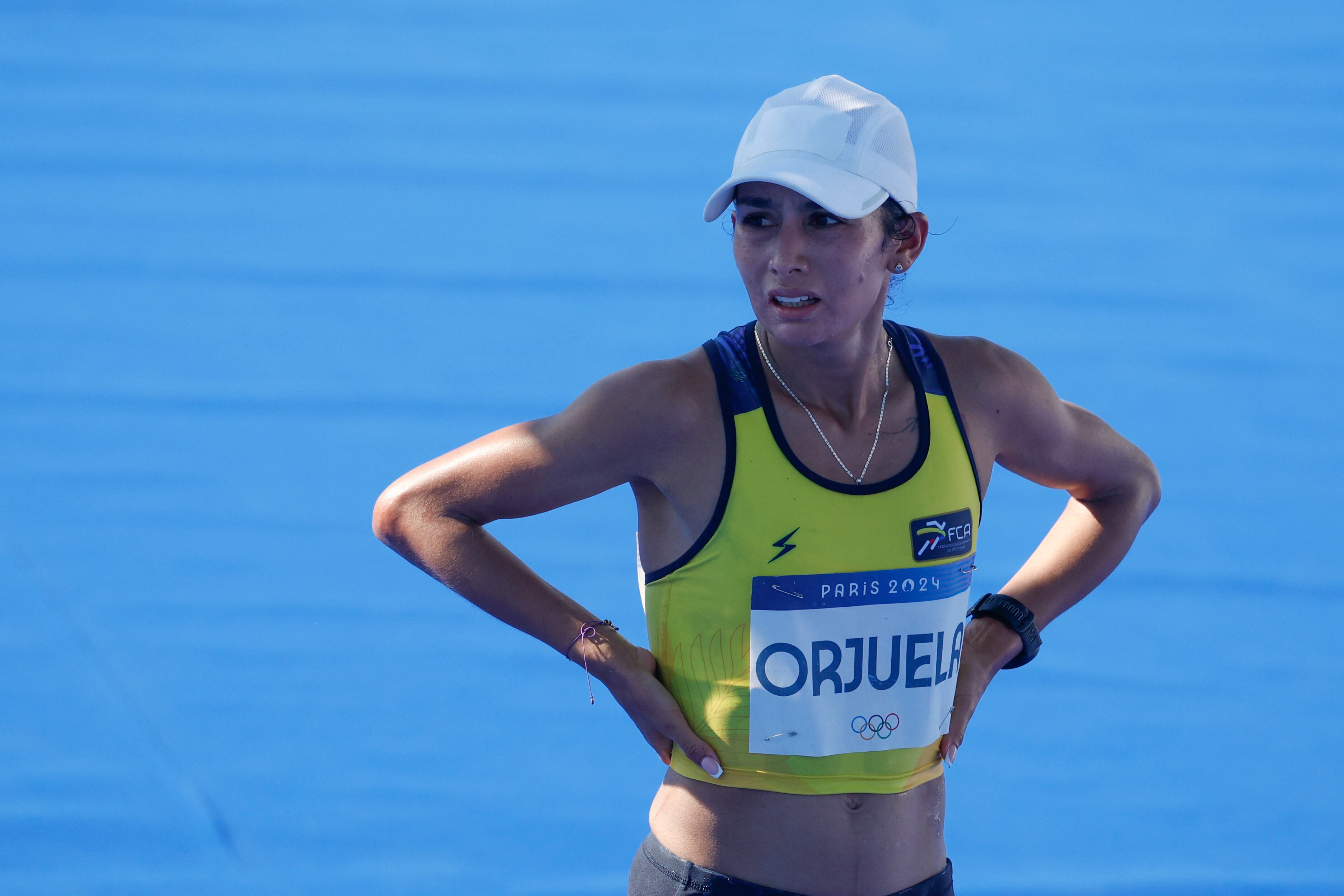 La atleta colombiana Angie Orjuela tras cruzar la meta en la prueba de maratón femenino de los Juegos Olímpicos de París 2024 en la capital francesa este domingo. EFE/ Juanjo Martín