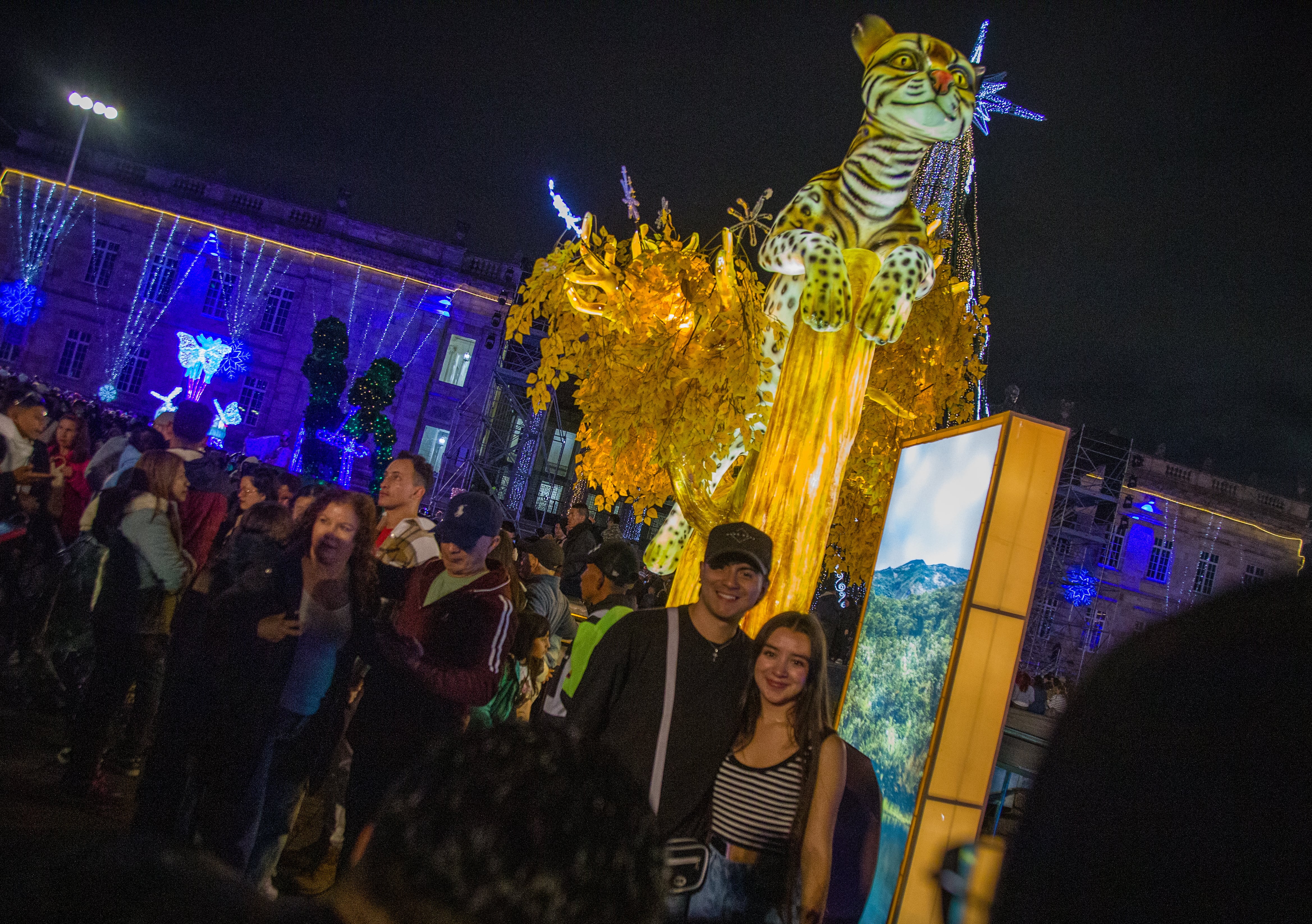 Bogotá. Diciembre 07 de 2024. Familias se reúnen en la Plaza de Bolívar para celebrar la tradición de la noche  velitas. (Colprensa - Catalina Olaya)