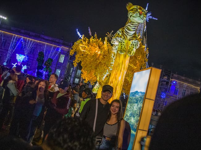 Bogotá. Diciembre 07 de 2024. Familias se reúnen en la Plaza de Bolívar para celebrar la tradición de la noche velitas. (Colprensa - Catalina Olaya)