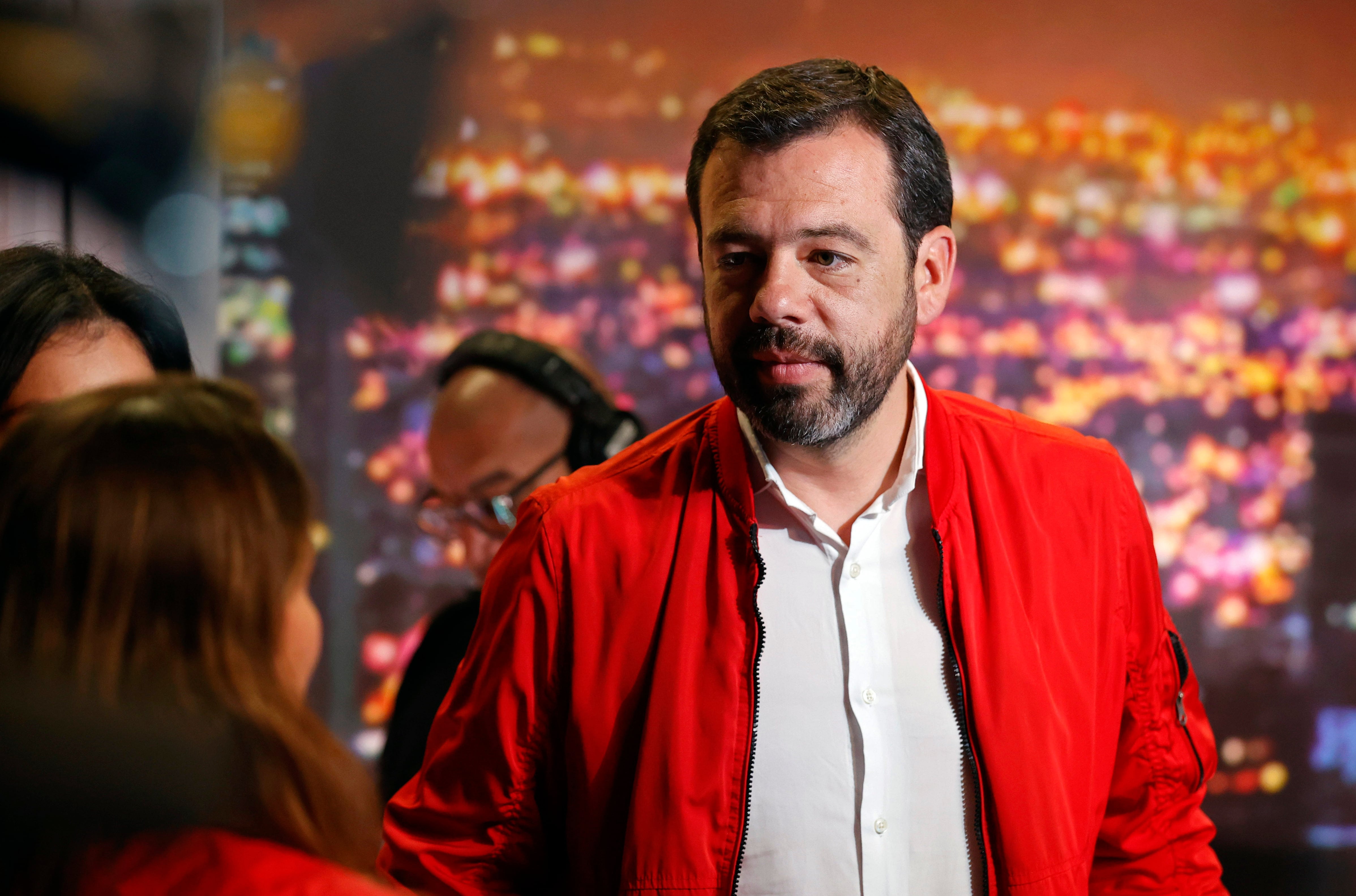 AME1331. BOGOTÁ (COLOMBIA), 27/10/2023.- El candidato a la Alcaldía de Bogotá Carlos Fernando Galán participa en un debate de candidatos hoy, en Bogotá (Colombia). Los candidatos a la Alcaldía de Bogotá protagonizaron este viernes el último debate de cara a las elecciones locales y regionales del próximo domingo, con temáticas como la construcción del Metro de la capital colombiana, la seguridad o la relación con el Gobierno del presidente Gustavo Petro. EFE/ Mauricio Dueñas Castañeda