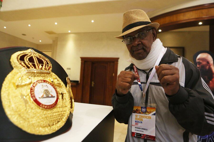 Murió Bernardo Caraballo, ídolo del boxeo colombiano en los años 60. En la imagen, durante la Convención de la AMB en Medellín en 2017, donde le rindieron un homenaje a Caraballo y otros exboxeadores colombianos como Happy Lora y Pambelé. Foto: @AtlanticoEmi