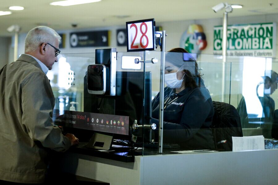 Controles migratorios en el aeropuerto Internacional El Dorado (Foto:Colprensa - Diego Pineda)