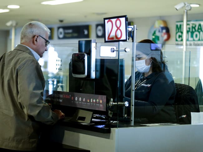 Controles migratorios en el aeropuerto Internacional El Dorado (Foto:Colprensa - Diego Pineda)
