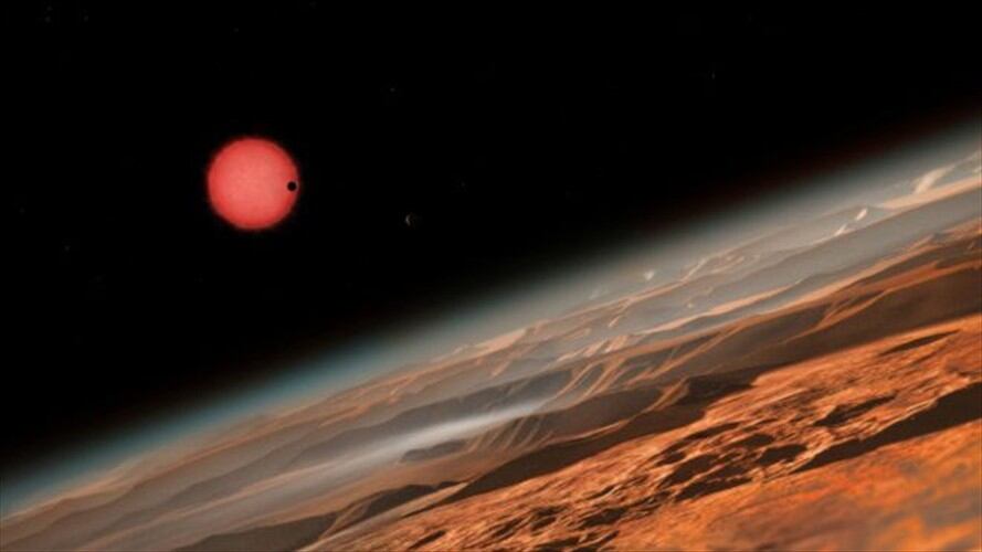 Giran en torno a una estrella enana, más roja y más fría que el Sol, a 40 años luz de la Tierra.