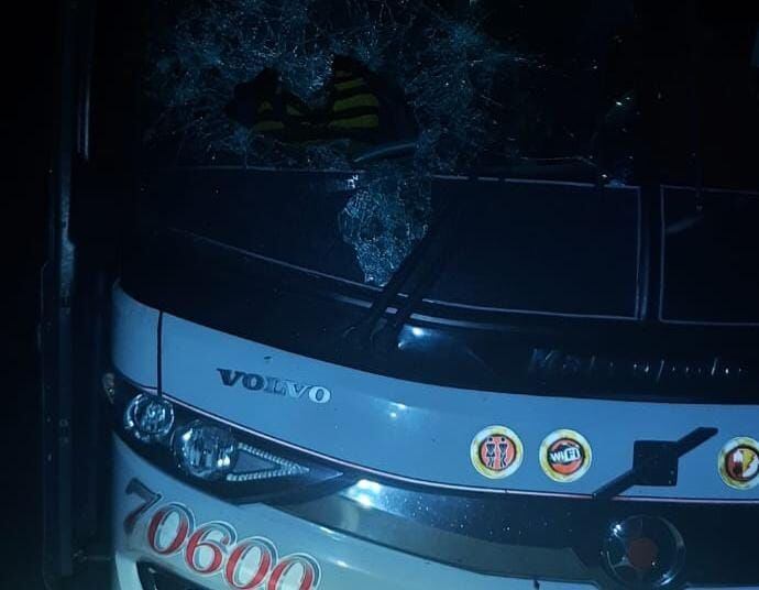 Los delincuentes le dispararon al conductor al interior del vehículo. Crédito: Policía Nacional. 