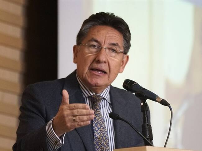 Si aforados quieren acogerse a JEP, deberán renunciar al fuero: Néstor Humberto Martínez