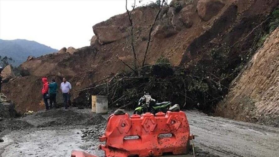 El deslizamiento ocasionó la pérdida de la banca en el sector de Los Alpes. Foto: Cortesía Sucesos Cauca