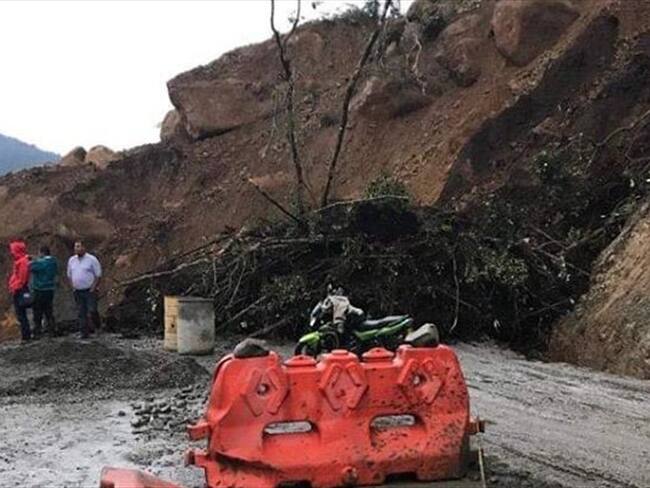 El deslizamiento ocasionó la pérdida de la banca en el sector de Los Alpes. Foto: Cortesía Sucesos Cauca