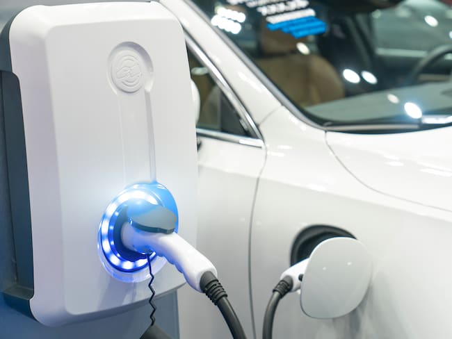 Estación de recarga de carro eléctrico. Foto: lOvE lOvE / Getty Images