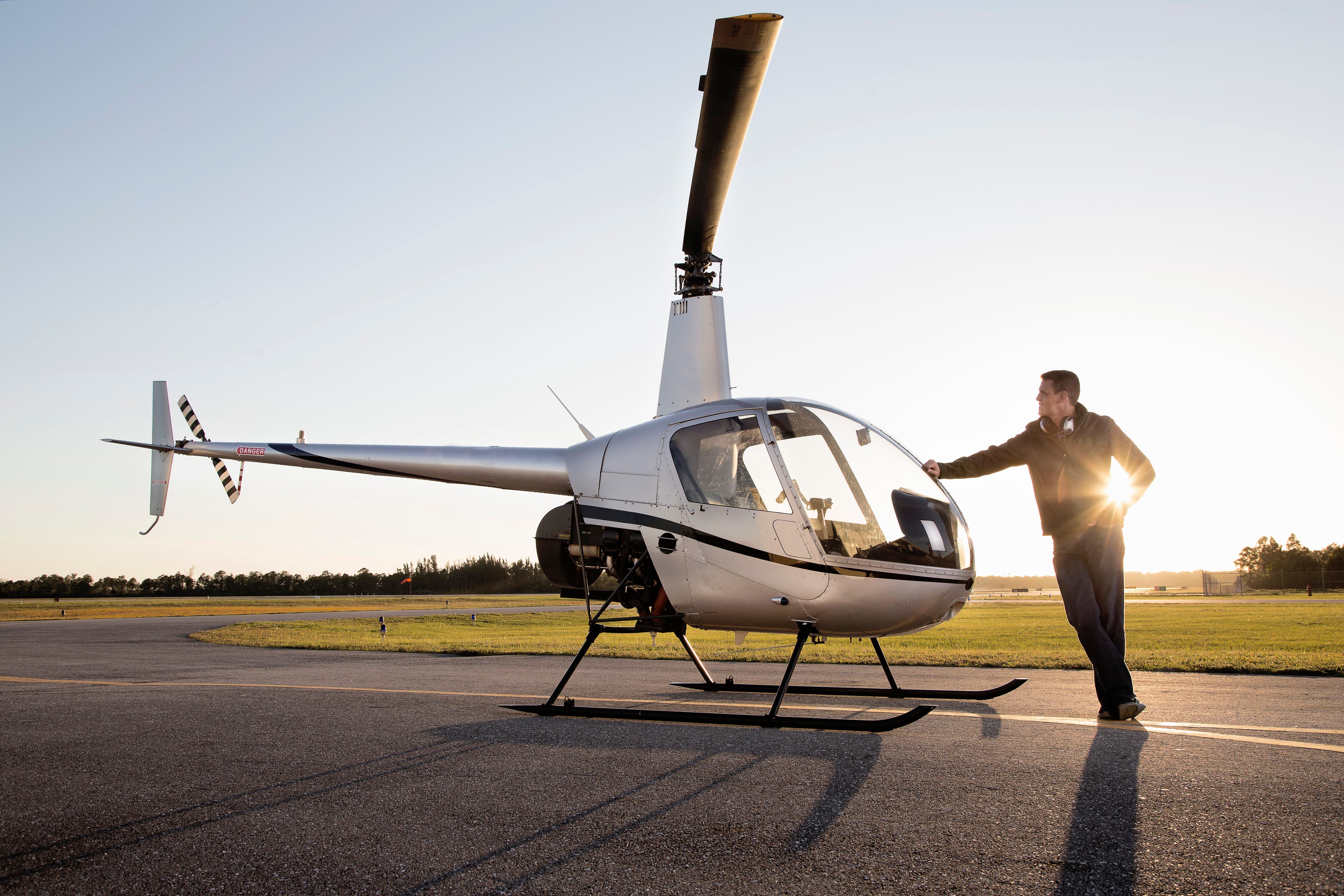 Piloto de helicóptero al lado de su aeronave / Foto: GettyImages
