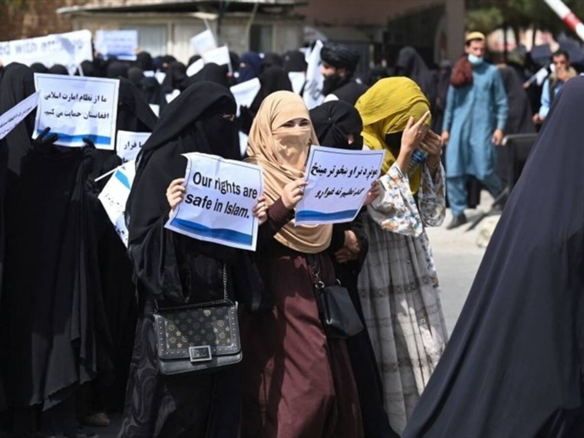 Los talibanes permitirán que las mujeres estudien, pero separadas de los hombres