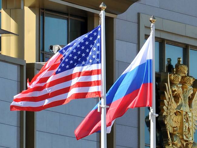 Banderas de Estados Unidos y Rusia imagen de referencia. Foto: Getty Images.