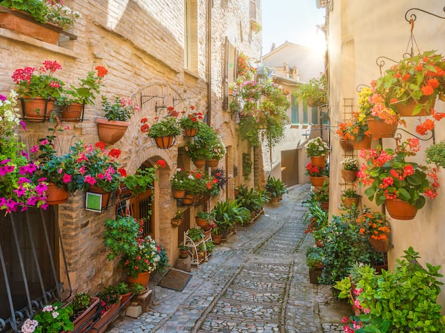 Vista de las calles de Spello, Italia (GettyImages)