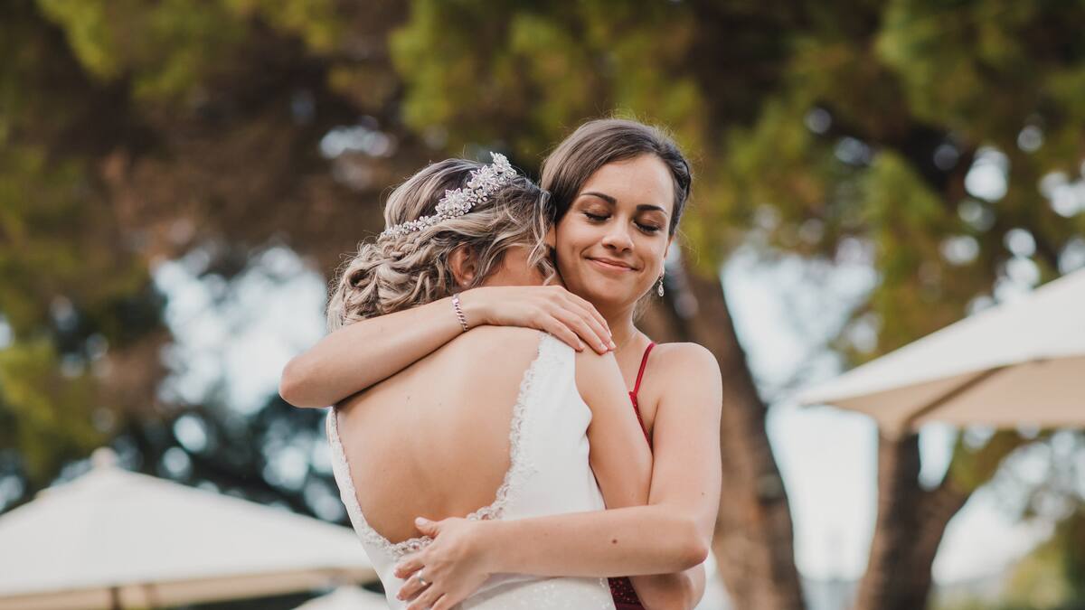 Mujer fue desinvitada del matrimonio de una amiga por verse mejor que la novia