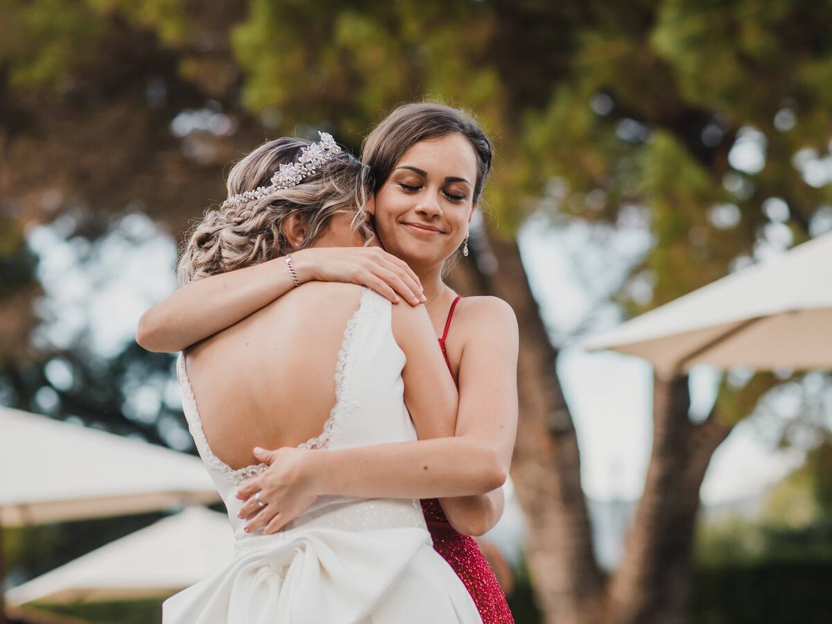 Mujer fue desinvitada del matrimonio de una amiga por verse mejor que la novia