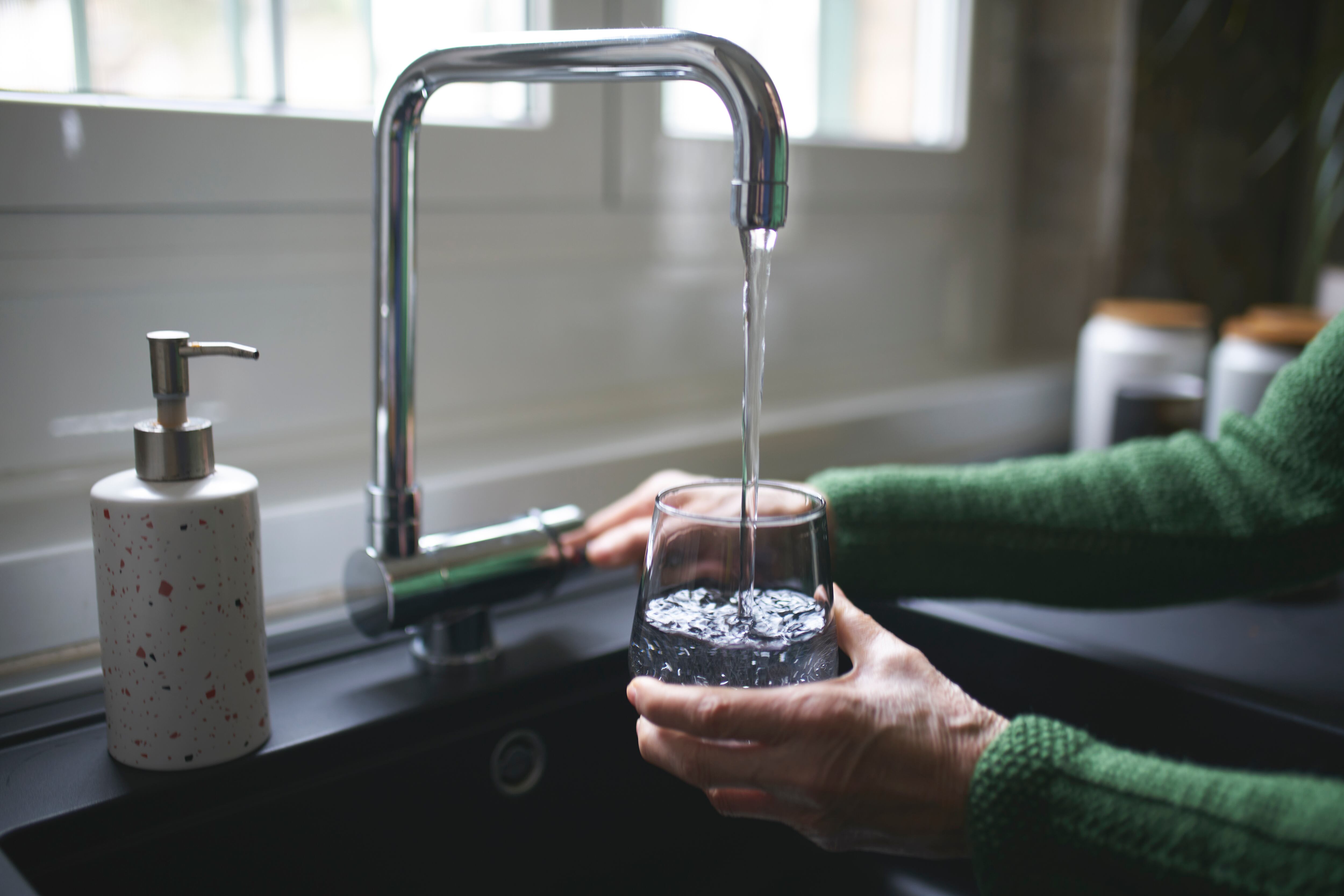 Recolectando agua en la casa/ Imagen de referencia/ Getty Images