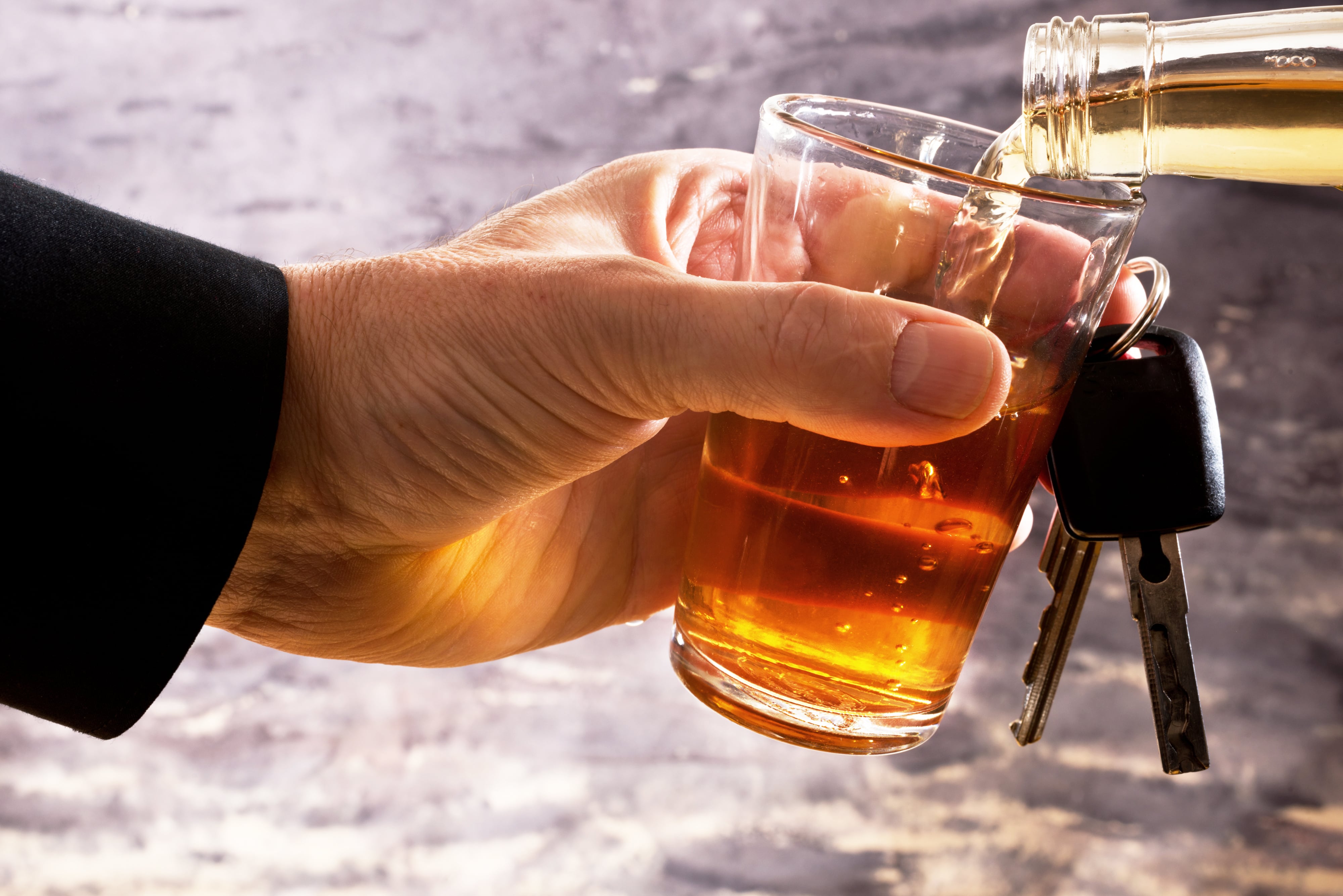 Imagen de referencia de conducir bajo efectos del alcohol.