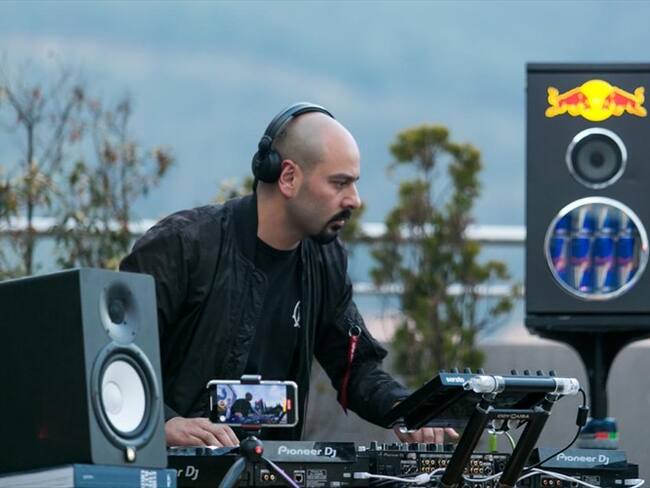 DJ colombiano ofrece toques en vivo desde las terrazas de Bogotá