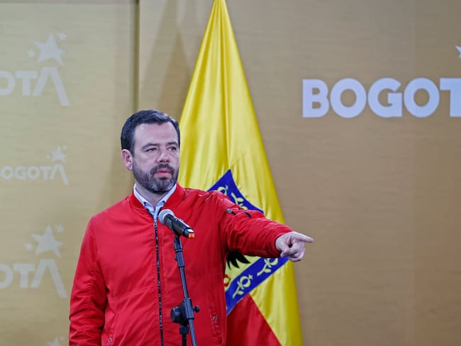 AME2693. BOGOTÁ (COLOMBIA), 30/10/2023.- Carlos Galán, del partido Nuevo Liberalismo y quién fue elegido este domingo 29 de octubre en las votaciones, habla durante su recibimiento por parte de la actual alcaldesa de Bogotá, Claudia López, hoy en el Palacio del Lievano en Bogotá (Colombia). Galán, del Nuevo Liberalismo, consiguió ganar las elecciones a la Alcaldía en primera vuelta, al hacerse con el 49,02 % (casi 1,5 millones de votos) y tomará posesión el 1 de enero de 2024 en reemplazo a Claudia López, primera alcaldesa elegida por voto popular. EFE/ Mauricio Dueñas Castañeda