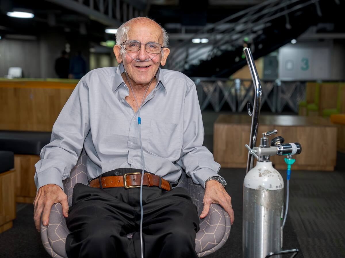 A los 71 años, Manuel Londoño cumplió el sueño de ser aprendiz en tecnología