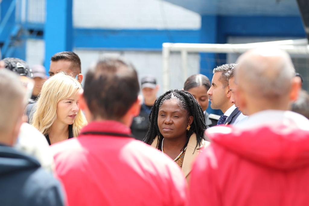Francia Márquez, vicepresidenta junto a Johanan Bahamon visitando la cárcel La Modelo. Foto: Vicepresidencia.