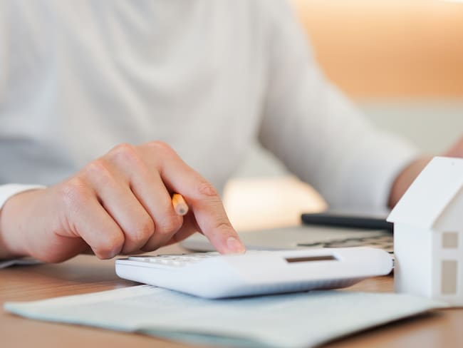 Persona solicitando un préstamo o crédito para compra de vivienda nueva / Foto: GettyImages