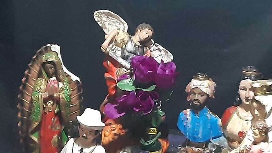 Velas, imágenes, carabelas, fotos y nombres de personas acompañaban un altar en el que los presuntos delincuentes hacían sesiones de espiritismo.. Foto: Cortesía: Denunciante